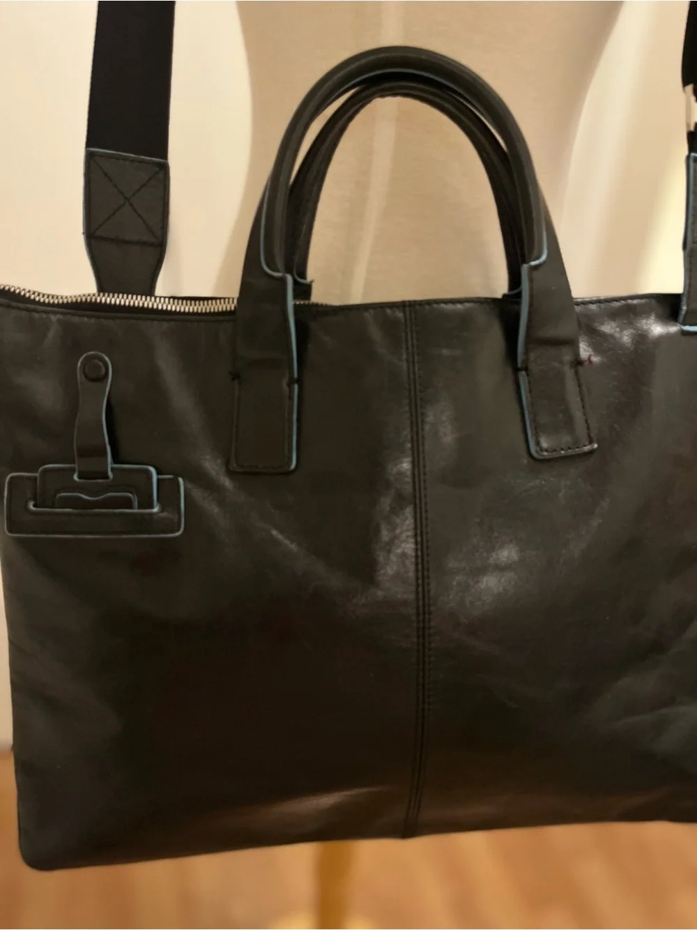 Piquadro Black Leather Expandable Briefcase/Laptop Bag with Crossbody Strap